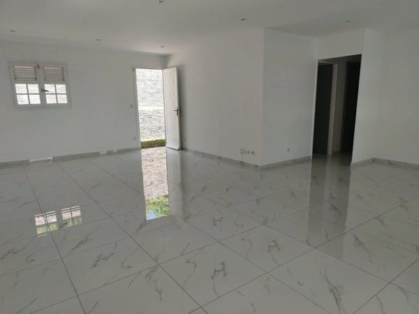 Location                                                      Maison
                        
                     5 pièces                      106 m2                     à Schœlcher