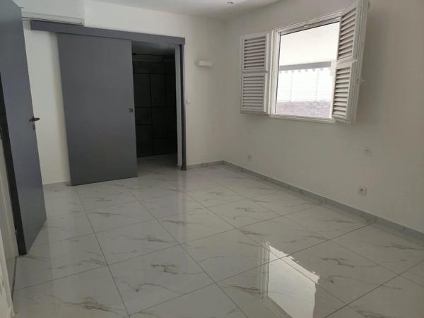 Location                                                      Maison
                        
                     5 pièces                      106 m2                     à Schœlcher