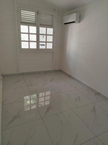 Location                                                      Maison
                        
                     5 pièces                      106 m2                     à Schœlcher