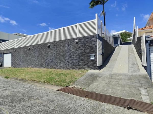 Location                                                      Maison
                        
                     5 pièces                      106 m2                     à Schœlcher