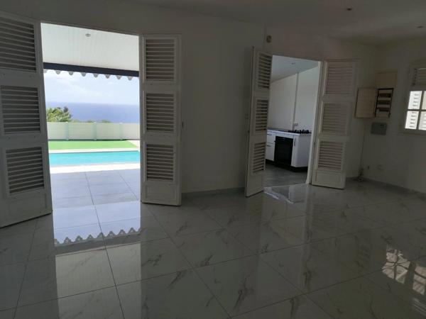 Location                                                      Maison
                        
                     5 pièces                      106 m2                     à Schœlcher
