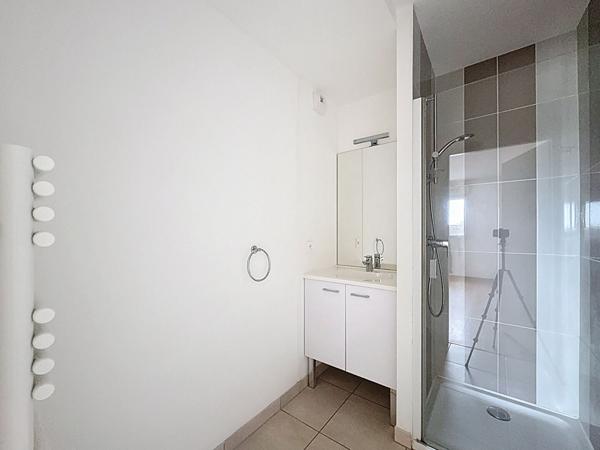 BOURG SAINT SEBASTIEN SUR LOIRE APPARTEMENT T2 RESIDENCE RECENTE STATIONNEMENT