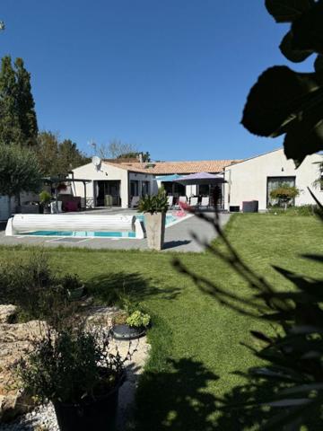 17290 LE THOU - Élégante maison contemporaine de plain-pied avec piscine