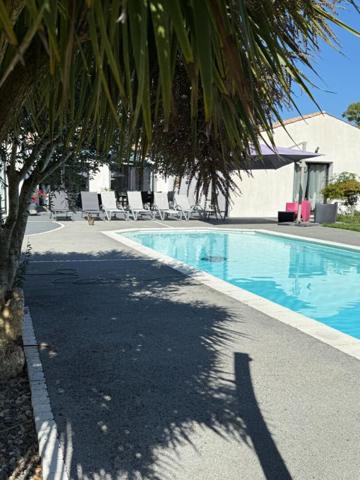 17290 LE THOU - Élégante maison contemporaine de plain-pied avec piscine