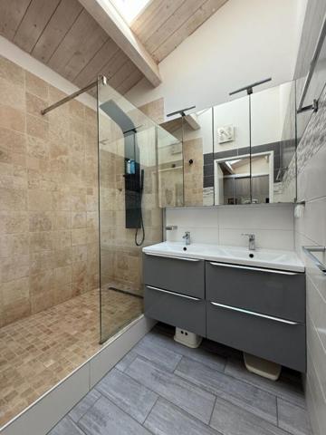 17290 LE THOU - Élégante maison contemporaine de plain-pied avec piscine