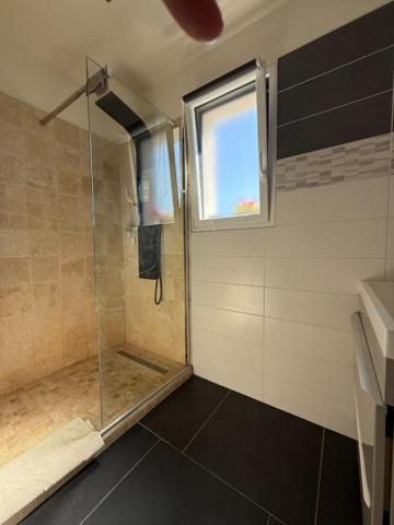 17290 LE THOU - Élégante maison contemporaine de plain-pied avec piscine