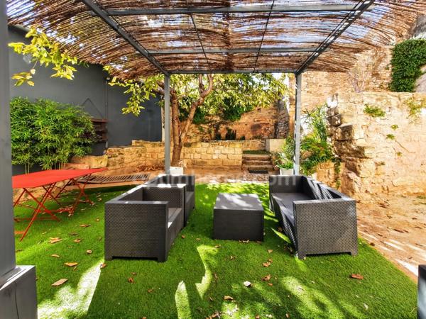 COUP DE COEUR POUR CETTE MAISON DE VILLAGE AVEC GRANDE COUR INTERIEURE