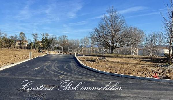 À saisir : terrain constructible 418 m² – Idéal pour bâtir la maison de vos rêves !
Situé dans un environnement calme et agréable, ce terrain offre un emplacement stratégique, facile d’accès, pour profiter pleinement de la région. Lumineux et prêt à accueillir votre projet, il représente une opportunité rare pour concrétiser vos envies de construction.

Orientation Plein Sud : Profitez d’un ensoleillement optimal toute l’année, parfait pour vos futurs aménagements.
Commodités à Proximité : Tous les commerces essentiels, écoles et services sont accessibles à pied, idéal pour les familles.
Accès Pratique : La gare SNCF de La Brillanne est à moins de 5 minutes, et l'autoroute A51 est à seulement 1 km, pour un accès facile aux grandes villes.
Proximité de Grandes Zones d'Emploi : Le site Cadarache/Iter se trouve à seulement 20 minutes, parfait si vous travaillez dans le secteur.
Viabilisé et Prêt à Bâtir :
Ce terrain est entièrement borné et viabilisé, avec les raccordements aux réseaux d’eau, électricité, et téléphone déjà disponibles. Vous pourrez également bénéficier de l'approvisionnement en eau du canal.

Prix de Vente : 106 000 € (Honoraires à la charge du vendeur)

🔹 Autres terrains disponibles à la vente.

Ne laissez pas passer cette opportunité unique de concrétiser votre projet de construction.
Contactez-moi pour obtenir plus d'informations ou pour organiser une visite au 07 88 88 94 07
$HASHTAG #Forcalquier #Oraison #terrain04700 #TerrainConstructible #TerrainViabilsé #ProjetImmobilier #SudDeLaFrance #Terrain04