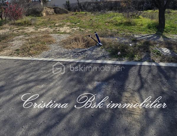À saisir : terrain constructible 418 m² – Idéal pour bâtir la maison de vos rêves !
Situé dans un environnement calme et agréable, ce terrain offre un emplacement stratégique, facile d’accès, pour profiter pleinement de la région. Lumineux et prêt à accueillir votre projet, il représente une opportunité rare pour concrétiser vos envies de construction.

Orientation Plein Sud : Profitez d’un ensoleillement optimal toute l’année, parfait pour vos futurs aménagements.
Commodités à Proximité : Tous les commerces essentiels, écoles et services sont accessibles à pied, idéal pour les familles.
Accès Pratique : La gare SNCF de La Brillanne est à moins de 5 minutes, et l'autoroute A51 est à seulement 1 km, pour un accès facile aux grandes villes.
Proximité de Grandes Zones d'Emploi : Le site Cadarache/Iter se trouve à seulement 20 minutes, parfait si vous travaillez dans le secteur.
Viabilisé et Prêt à Bâtir :
Ce terrain est entièrement borné et viabilisé, avec les raccordements aux réseaux d’eau, électricité, et téléphone déjà disponibles. Vous pourrez également bénéficier de l'approvisionnement en eau du canal.

Prix de Vente : 106 000 € (Honoraires à la charge du vendeur)

🔹 Autres terrains disponibles à la vente.

Ne laissez pas passer cette opportunité unique de concrétiser votre projet de construction.
Contactez-moi pour obtenir plus d'informations ou pour organiser une visite au 07 88 88 94 07
$HASHTAG #Forcalquier #Oraison #terrain04700 #TerrainConstructible #TerrainViabilsé #ProjetImmobilier #SudDeLaFrance #Terrain04