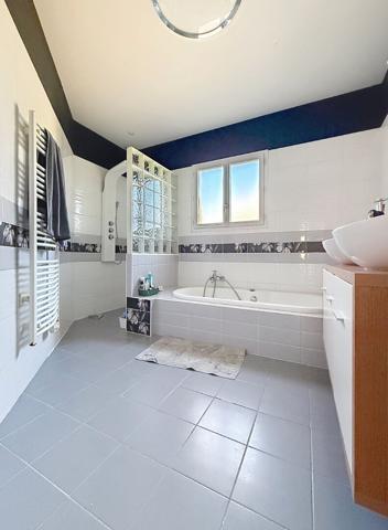 Maison 5 pièces en parfait état, avec piscine et garage à Bressols