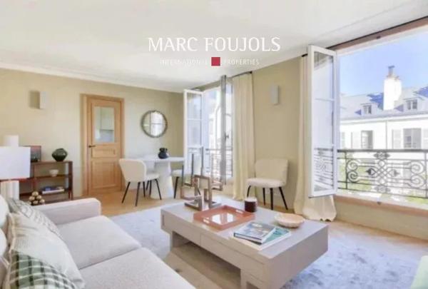 Paris VII Las Cases – appartement rénové de 62 m² avec vues dégagées sur jardins