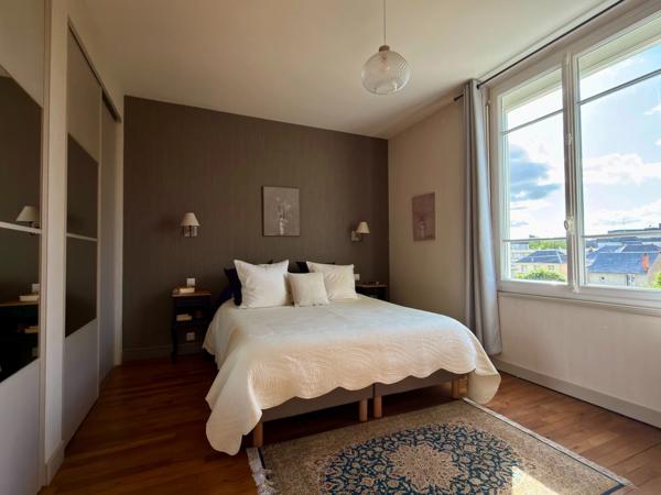 SAUMUR CENTRE, Maison de ville style Art déco de 205m² avec garage sur jardin arboré clos de 600m²
