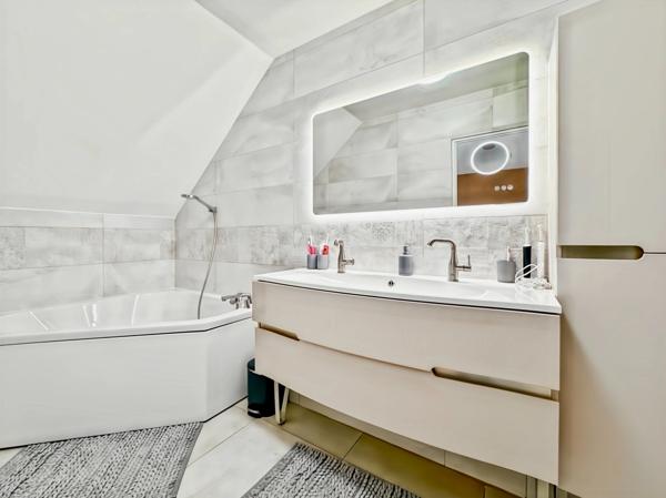 Maison familiale rénovée 4-5ch, au calme avec jardin paysager et sans vis-à-vis, 162 m², Bussy-Saint-Georges (Seine-et-Marne), proche Disney, à vendre