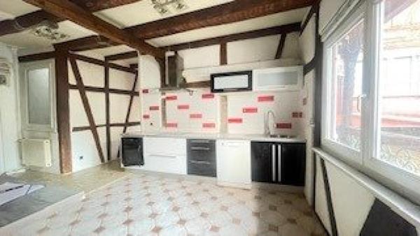 Appartement de 158 M² avec parking , chauffage au gaz , 2 sdb , à rénover , gros potentiel