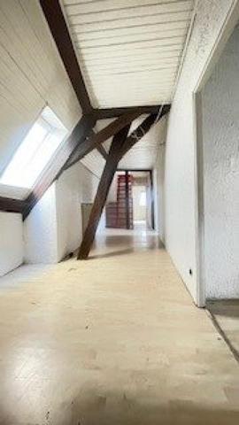 Appartement de 158 M² avec parking , chauffage au gaz , 2 sdb , à rénover , gros potentiel