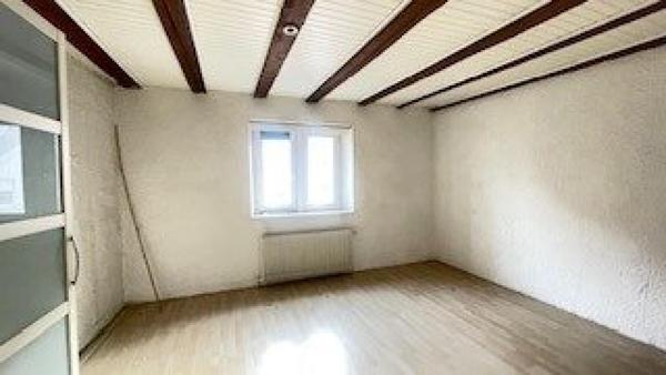 Appartement de 158 M² avec parking , chauffage au gaz , 2 sdb , à rénover , gros potentiel