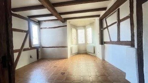 Appartement de 158 M² avec parking , chauffage au gaz , 2 sdb , à rénover , gros potentiel