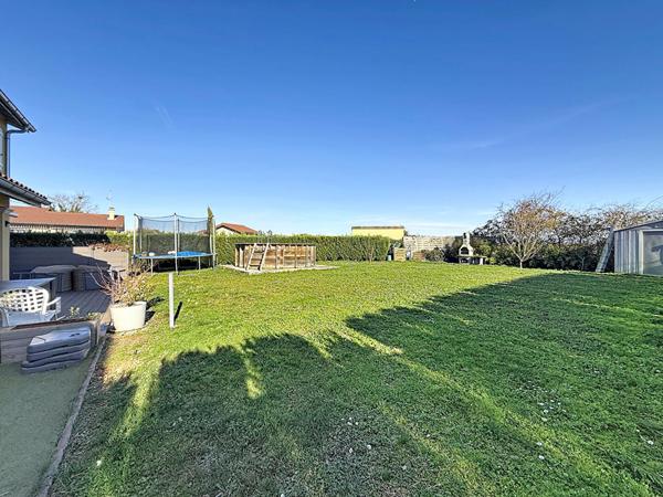 Charmante Maison à Villieu, 105m², 4 chambres, garage, piscine hors sol sur un terrain de 719m²