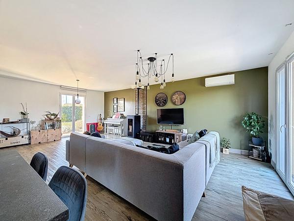 Charmante Maison à Villieu, 105m², 4 chambres, garage, piscine hors sol sur un terrain de 719m²