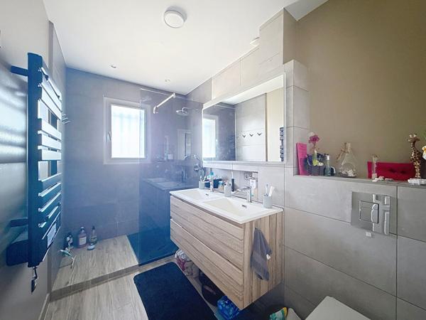 Charmante Maison à Villieu, 105m², 4 chambres, garage, piscine hors sol sur un terrain de 719m²