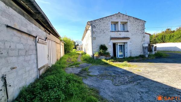 À 600 m du centre et proche port et plages, ensemble immobilier à fort potentiel…