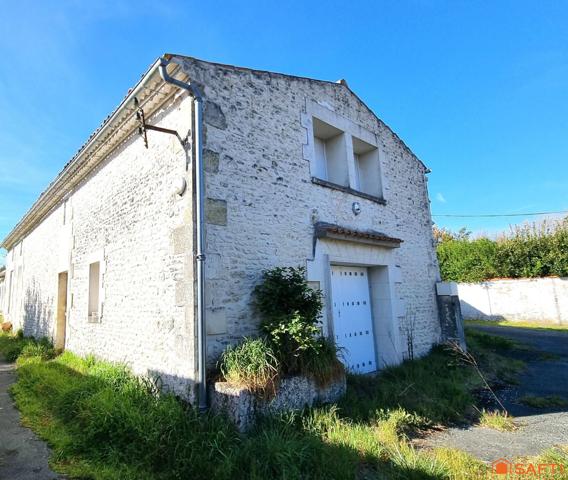 À 600 m du centre et proche port et plages, ensemble immobilier à fort potentiel…