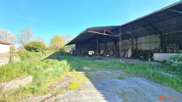 À 600 m du centre et proche port et plages, ensemble immobilier à fort potentiel…