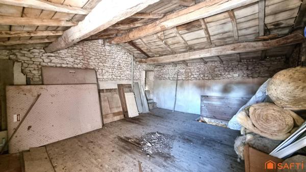 À 600 m du centre et proche port et plages, ensemble immobilier à fort potentiel…