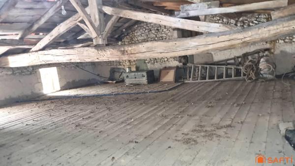 À 600 m du centre et proche port et plages, ensemble immobilier à fort potentiel…