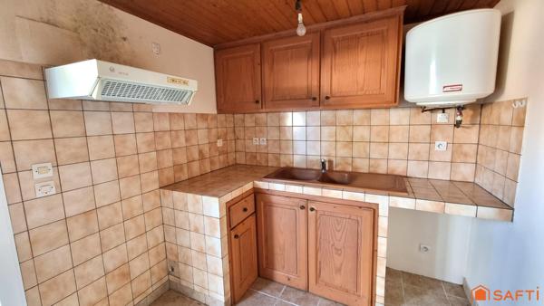 À 600 m du centre et proche port et plages, ensemble immobilier à fort potentiel…