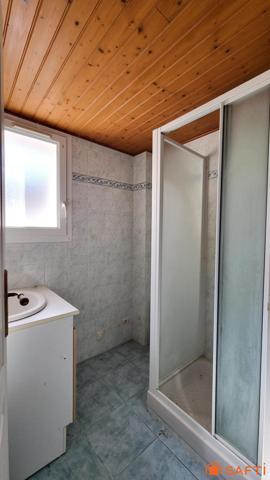 À 600 m du centre et proche port et plages, ensemble immobilier à fort potentiel…