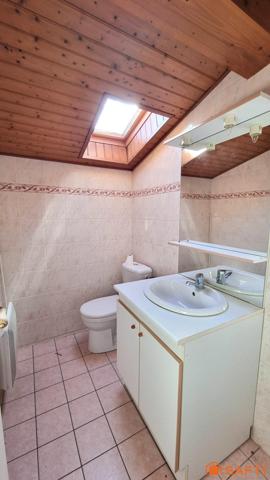 À 600 m du centre et proche port et plages, ensemble immobilier à fort potentiel…