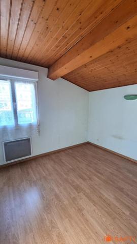 À 600 m du centre et proche port et plages, ensemble immobilier à fort potentiel…