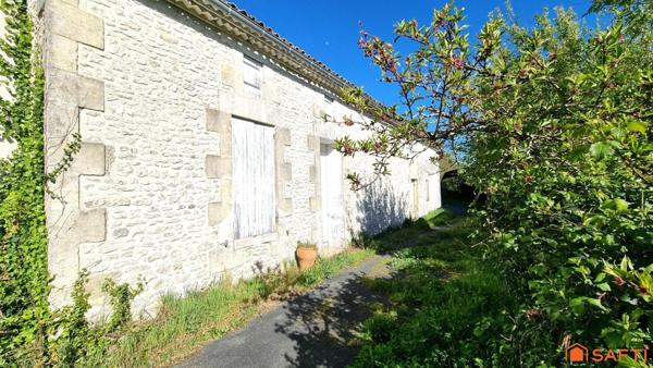 À 600 m du centre et proche port et plages, ensemble immobilier à fort potentiel…