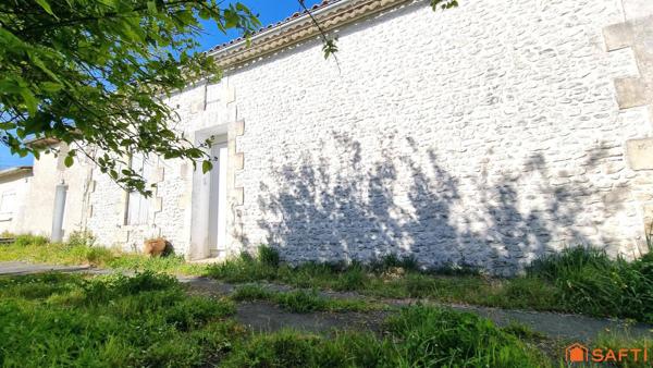 À 600 m du centre et proche port et plages, ensemble immobilier à fort potentiel…