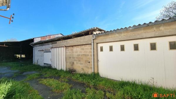 À 600 m du centre et proche port et plages, ensemble immobilier à fort potentiel…