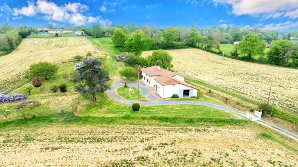 CORPS DE FERME AVEC DEPENDANCE ET GRAND JARDIN CLOS