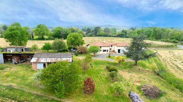 CORPS DE FERME AVEC DEPENDANCE ET GRAND JARDIN CLOS