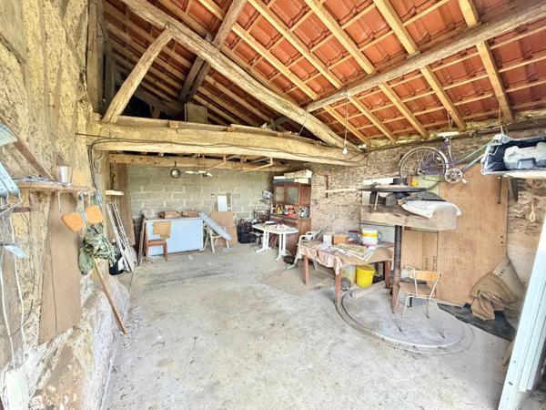 CORPS DE FERME AVEC DEPENDANCE ET GRAND JARDIN CLOS