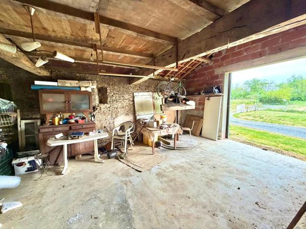CORPS DE FERME AVEC DEPENDANCE ET GRAND JARDIN CLOS
