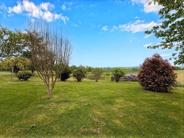 CORPS DE FERME AVEC DEPENDANCE ET GRAND JARDIN CLOS