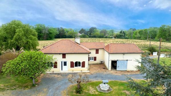 CORPS DE FERME AVEC DEPENDANCE ET GRAND JARDIN CLOS