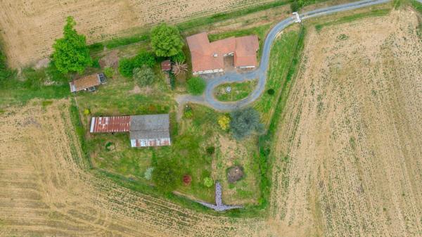 CORPS DE FERME AVEC DEPENDANCE ET GRAND JARDIN CLOS