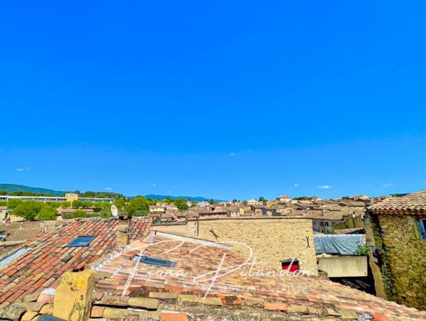Maison de village avec terrasse, double caves et terrain de 200m2