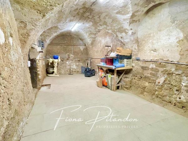 Maison de village avec terrasse, double caves et terrain de 200m2