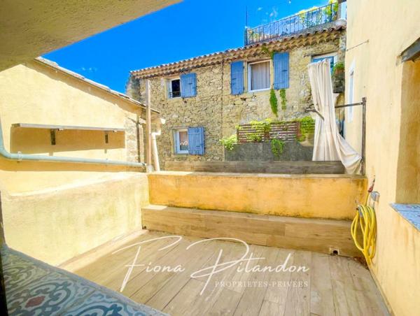 Maison de village avec terrasse, double caves et terrain de 200m2