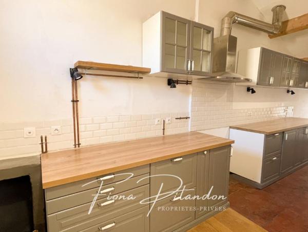 Maison de village avec terrasse, double caves et terrain de 200m2