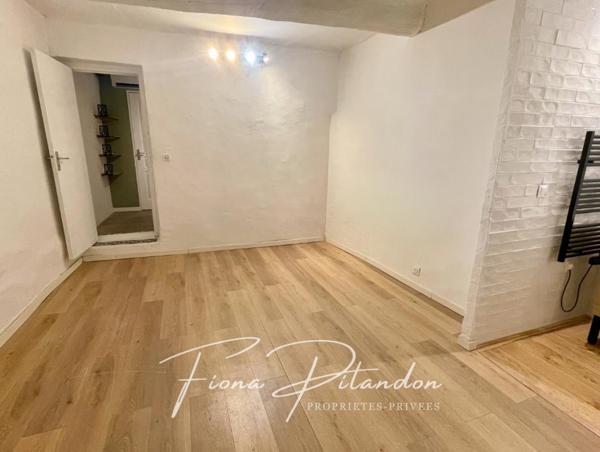 Maison de village avec terrasse, double caves et terrain de 200m2