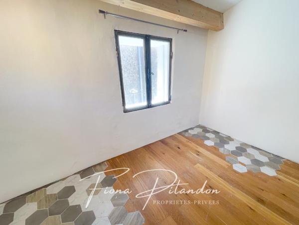 Maison de village avec terrasse, double caves et terrain de 200m2