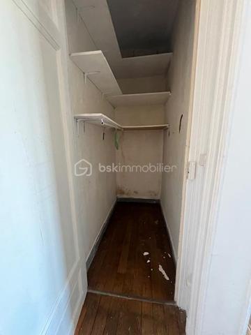 Rare ! Proche centre ville, Boulevard Jamin, quartier paisible et agréable !
Appartement sans travaux de 4 pièces de 71 m² très lumineux situé au 2ème étage d'un petit immeuble de 3 étages.
Cet appartement comprend une cuisine équipée et ouverte sur le séjour, arrière cuisine, 3 chambres, salle d'eau, wc, placard. Il dispose également d'un grand Grenier, d'un garage à velo privative et d'une cave.
- Petite copropriété calme et bien entretenue, belle cour commune, syndic sérieux.
- Appartement sera entièrement repeind (en cours), Chauffage individuel au gaz. chaudière 4 ans, Aucune anomalie electrique. Classe énergie D - Dpe de l'immeuble D. pas de travaux sur la copropriété.